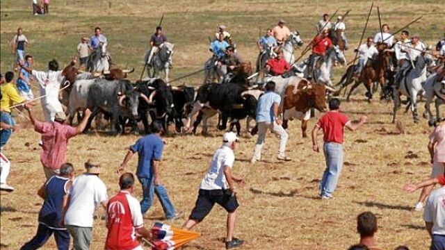 Festejo deLlos Espantes, en un prado cercano a Fuentesauco, al que le sigue el encierro por las calles
