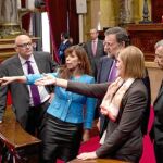 Núria de Gispert guió ayer la primera visita al Parlament de Mariano Rajoy, siempre acompañado de Alicia Sánchez-Camacho