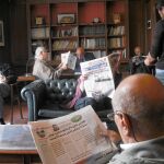 Varios socios en la sala de lectura del más exclusivo club cairota