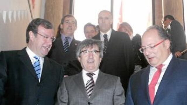 El consejero Antonio Silván, junto al alcalde de León, Francisco Fernández, y el delegado territorial, Eduardo Fernández