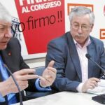 Michael Sommer, representante de los sindicatos alemanes, ayer, junto a Ignacio Fernández Toxo (CC OO) y Cándido Méndez (UGT), a los que dejó en evidencia por su forma de financiación