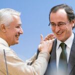El PP saca rédito de la crisis socialista: Arenas presume de un partido «sólido»
