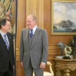 El Rey conduce a Artur Mas al Salón de Audiencias de la Zarzuela tras felicitarlo por su 55 cumpleaños