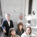 De izda. a dcha., Alberto de Juan, Elena Vozmediano, María Noguerol, José Manuel Costa y Rocío de la Villa, ayer en el Museo Reina Sofía