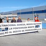 Un grupo de trabajadores se manifiesta ante la sede de LM en Ponferrada por su posible desmantelamiento