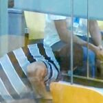 «Txeroki» mira por debajo de la cortinilla del habitáculo blindado para ver el rostro a un testigo protegido