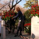 La consellera, Paula Sánchez de León, durante la ofrenda floral