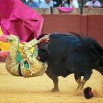Diego Silveti resultó ayer volteado con el capote en La Maestranza