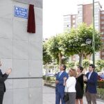 Momento en el que los padres del guardia civil asesinado por ETA descubren la placa que da nombre a la calle.