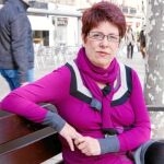 Esperanza Serrano prefiere la calle a quedarse en casa, compartir un café con una amiga que volver rauda a planchar. Sus dos sobrinos son como sus hijos y desde que la diagnosticaron un cáncer de mama y lo superó, es la heroína de su marido