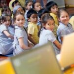 Unos niños británicos de primaria fotografiados durante una clase