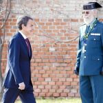 Zapatero, se dirige al encuentro con el primer ministro polaco, ayer, en el Palacio de la Moncloa