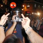 Tras las acusaciones de los «indignados», los agentes han optado por grabar las provocaciones y burlas que sufren en las continuas manifestaciones