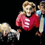 Cuatro actores de Comediants en una escena de «Perséfone»