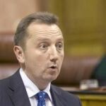 El consejero de Empleo compareció ayer en el Parlamento para hablar sobre las ayudas de la Agencia IDEA