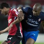 "Chori"Castro y Arnolín disputan un balón