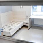 Celda diseñada al puro estilo de Ikea. Existe un contraste entre la suavidad y la dureza