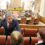 Juan Ignacio Zoido recibió en el Parlamento a algunas afectadas, que llevan dos meses sin recibir su prestación
