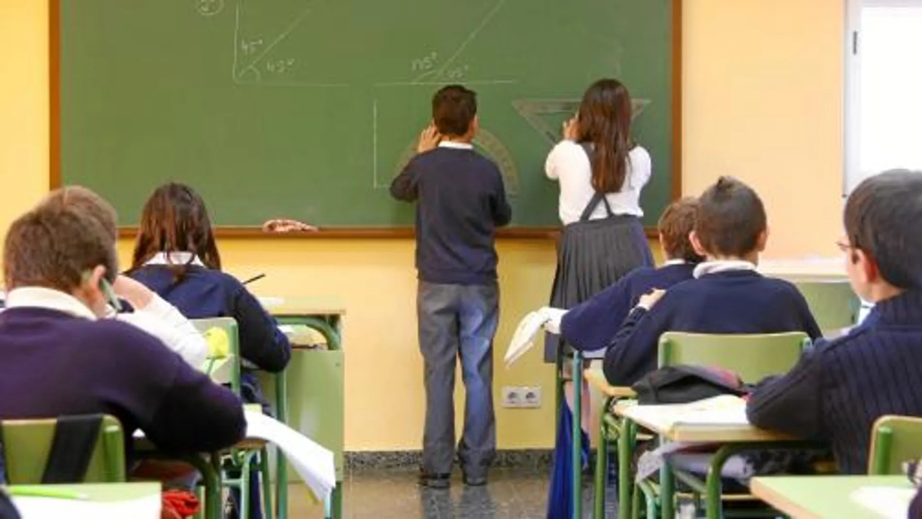Los alumnos del colegio público Marqués de Suanzes (Madrid) llevan uniforme desde hace más de 20 años