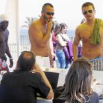 Varios paseantes observan curiosos las urnas instaladas en la playa