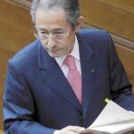 Ángel Luna, ayer, en la tribuna de Les Corts Valencianes