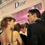 «FASHION'S NIGHT OUt» comenzó en 2009 en la ciudad de Nueva York de la mano de la revista «Vogue». En la imagen, dos jóvenes a las puertas de Dior en París