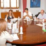 Un momento de la reunión que mantuvieron ayer dirigentes del PSOE-A, PP-A, IU-CA y PA