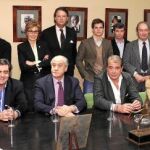 La plana mayor de la Mesa del Toro, encabezada por Carlos Núñez, se reunió ayer en la sede de la Unión de Criadores con una delegación de empresarios, subalternos y figuras del toreo como El Juli y Cayetano