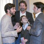 Cayetana, junto a su padre, su tío y Julián Contreras