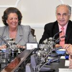 La alcaldesa de Valencia, Rita Barberá, y el conseller de Solidaridad y Ciudadanía, Rafael Blasco, ayer durante la rueda de prensa