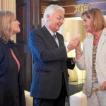 Mascarell, ayer, haciendo entrega a la presidenta del Parlament del informe de política lingüística