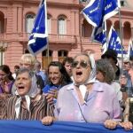 Una manifestación de la Asociación de las Madres de Plaza de Mayo frente a la Casa Rosada en Buenos Aires