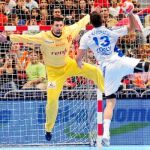 Arpad Sterbik trata de detener un tiro de la estrella francesa Karabatic en una imagen de archivo