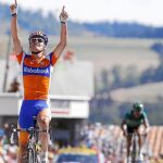 Luis León Sánchez eleva los índices al cielo para celebrar la victoria en la etapa