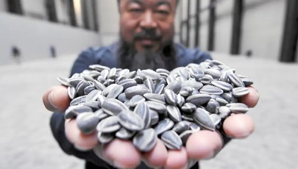 Ai Weiwei con las "Pipas de girasol" que presentó en la Tate Modern de Londres