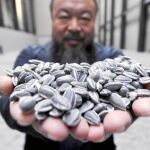 Ai Weiwei con las "Pipas de girasol" que presentó en la Tate Modern de Londres