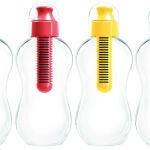 Una botella de materiales reciclados que filtra mientras bebes