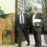 Celestino Corbacho intentó ayer aproximar posturas con sindicatos y empresarios, pese a ser consciente de la dificultad de su misión