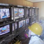 Trabajadores de la eléctrica Tepco realizan por control remoto la tarea de limpiar los escombros de la central de Fukushima, el domingo