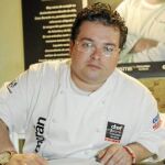 Marcos Morán muestra uno de los platos que preparó durante la cena