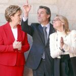 Artur Mas y su esposa, Helena Rakosnik, recibieron ayer a la presidenta de Irlanda, Mary McAleese, en el Palau de la Generalitat
