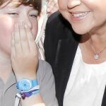 Aubry junto a un niño, ayer, en Lille
