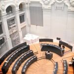 El estreno estaba previsto para septiembre pero las intervenciones quirúrgicas del Rey lo impidieron. Finalmente, el nuevo Salón de Plenos será inaugurado un día antes de que acoja su primera sesión. La imagen es de hace unos meses, cuando aún estaba en