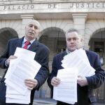 Pedro Ruiz, de Safja, junto al abogado Fermín Vázquez, ayer a las puertas de la Fiscalía de Sevilla