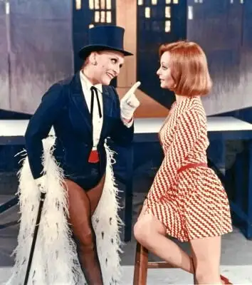 Celia Gámez conversa con una joven Rocío Dúrcal en «Las Leandras»