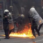 Fuego, violencia y gases lacrimógenos en una masiva manifestación en Atenas