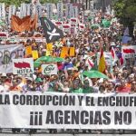Los funcionarios han protagonizado manifestaciones masivas contra la reordenación del sector público