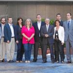 Trias se fotografió con su equipo a las puertas del Ayuntamiento un día antes de pasar a la historia como el primer alcalde de CiU de Barcelona