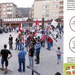 A la izquierda, la manifestación del pasado sábado en favor de los presos. A la derecha, uno de los pasquines con los que Bildu buzoneó a los vecinos de Berriozar.