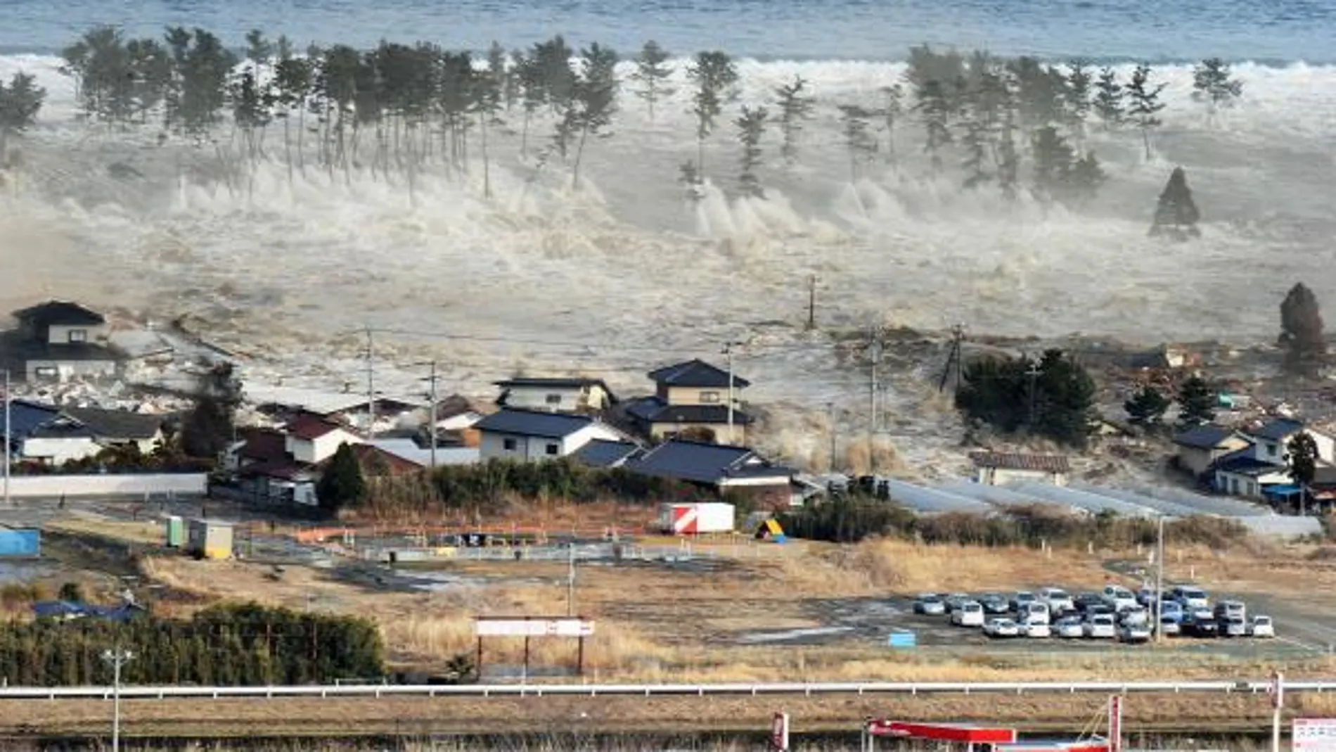Un tsunami arrolla Japón tras el mayor terremoto de su historia en 2011